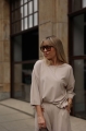 elegancki beżowy look z czarną torebką