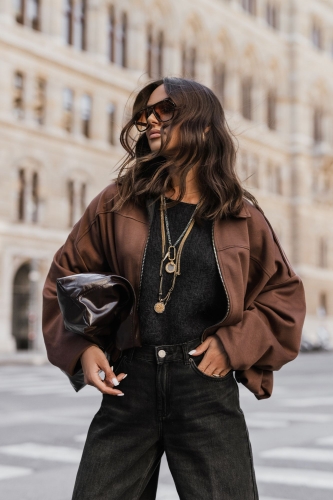 „City Chic” — Stylowa czekoladowa bomberka z charakterem