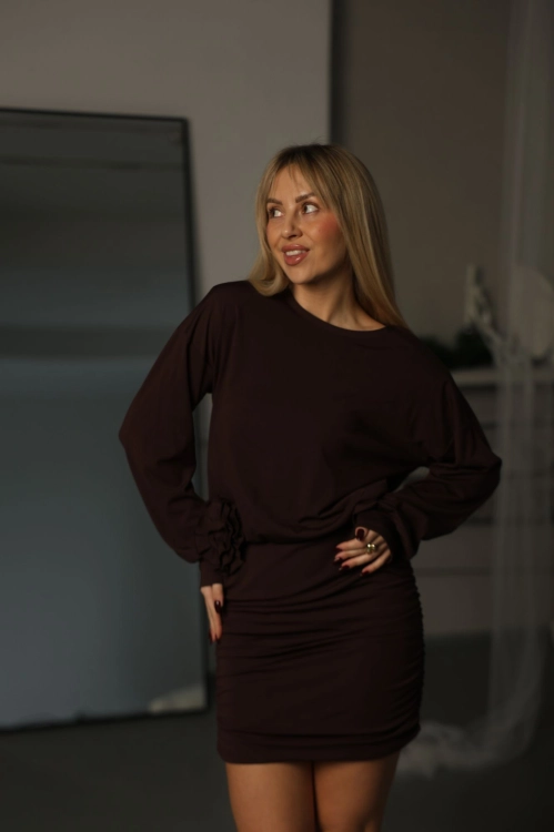 Brązowa sukienka Gosia marszczona z ozdobną różą