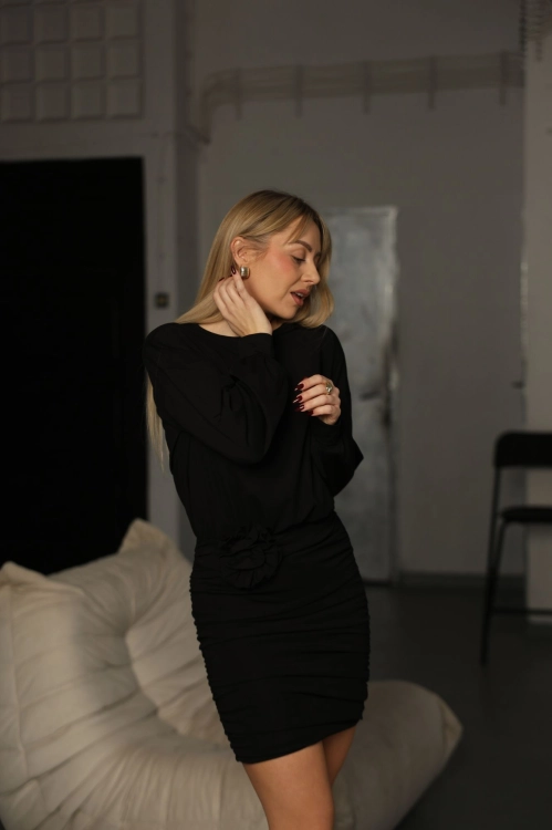 Czarna sukienka Gosia marszczona z ozdobną różą