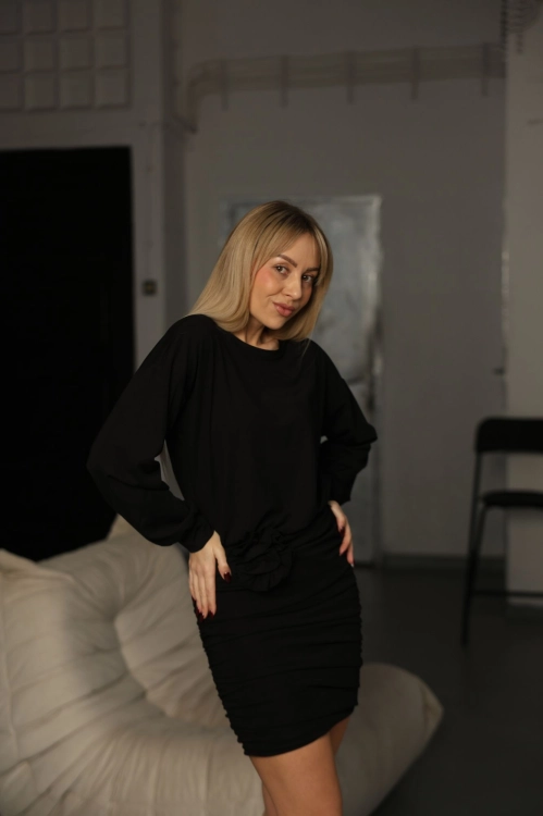sukienka z różą w stylu wieczorowym