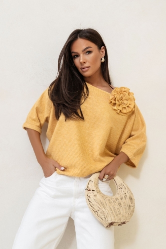 Sweter żółty Wendy z broszką różą