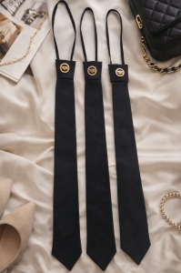 Krawat damski czarny materiałowy z broszką