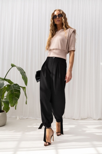 Eleganckie spodnie damski Gaya z zakładkami i kokardką czarne