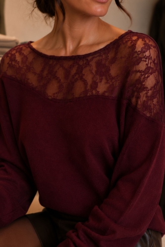 elegancki sweter damski z koronką przy dekolcie