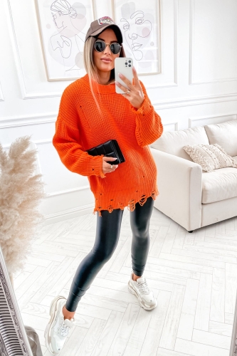 Sweter z dziurami