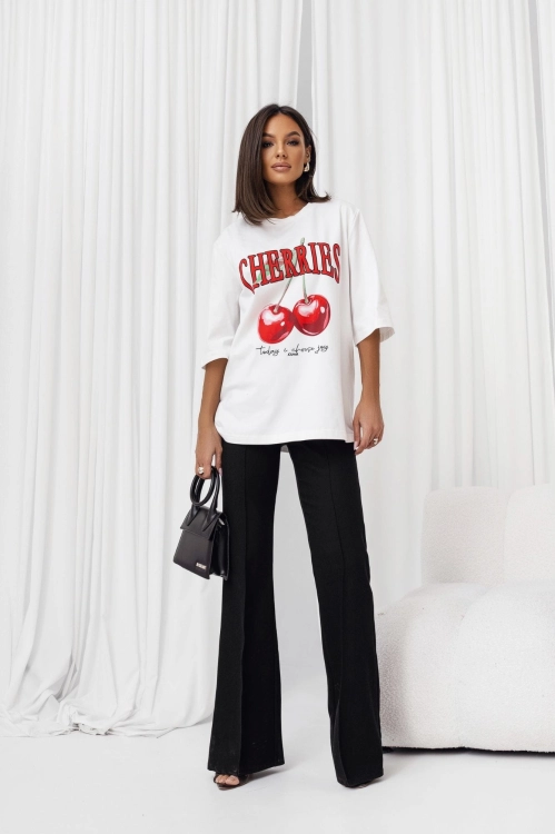 oversize biały t-shirt w wisienki